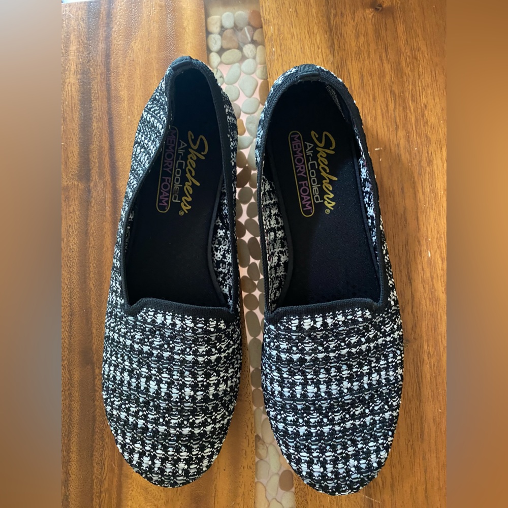 Sketchers Air Cooled memory foam loafer 8.5 black & white